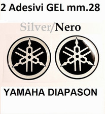 2 adesivi YAMAHA diapason mm.28 Cm Resinati morbidi stemma logo 3D Silver/Nero