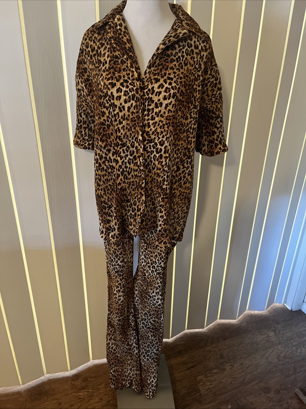 DAISY STREET RELAXED SHIRT & PANTS IN LEOPARD PLISSE Shirt Sz. M-Pants Sz. S