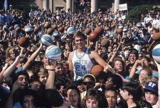 North Carolina Joe Wolf on campus with hundreds of student f - 1986 Old Photo
