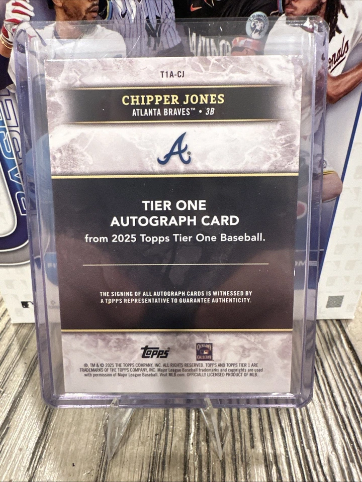 Autógrafo Topps Tier One 2025 #T1A-CJ Chipper Jones #d/25 Atlanta Braves Salón de la fama Foto 2 de 2