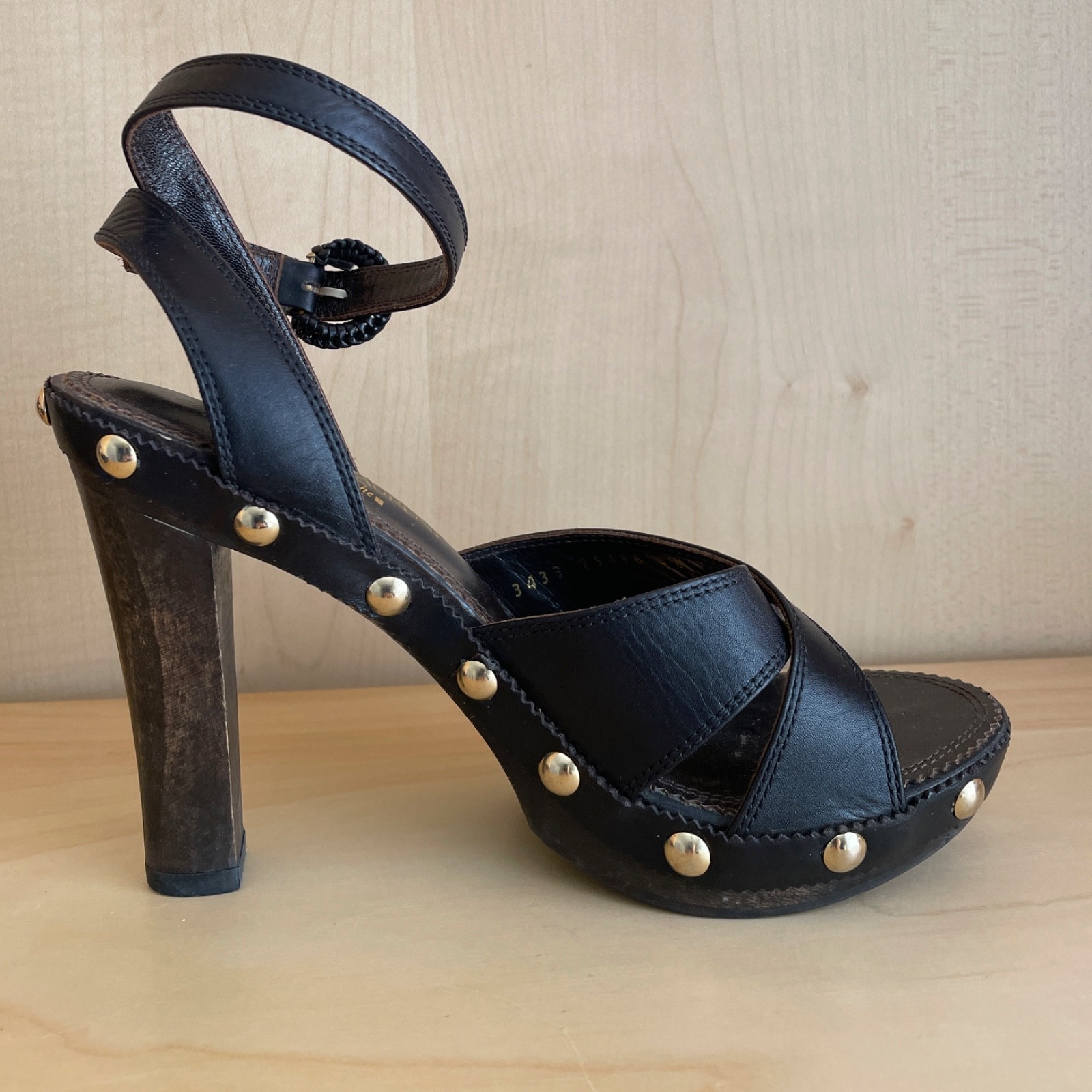 Sandalo Yves Saint Laurent borchiato pelle nero cinturino alla caviglia plateau EU36 US6