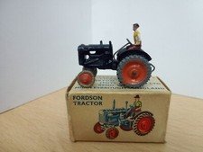 B487-BRITAINS LILLIPUT WORLD No.LV/604 FORDSON TRACTOR AND BOX."00 & HO" GAUGE