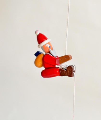 Holzspielzeug Kletterfigur Weihnachtmann Höhe=6,5 (Kletterseil ca 45 cm)cm Klett - Picture 3 of 3