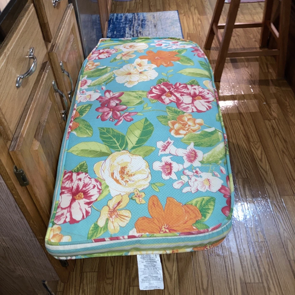 Better homes & gardens 3 lawn cushions 20x18x2- 18x17x4, 41x17x3 Reversible - Image 3 of 4