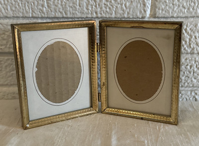 VTG MCM Mini 5x 4  BI-FOLD- Gold Brass Picture Frame With Oval Mattes