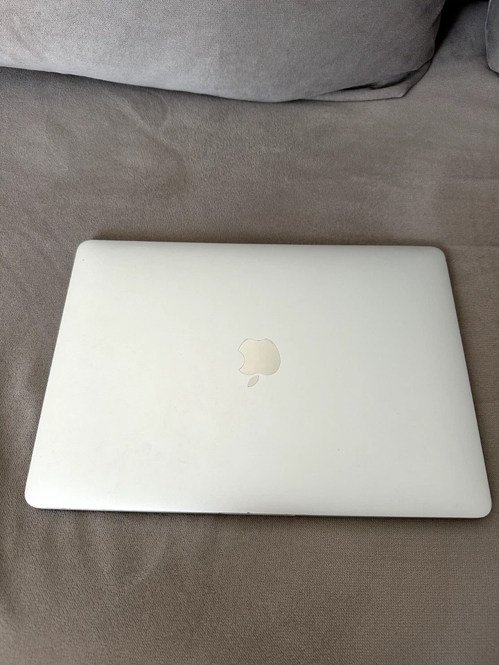 Apple MacBook Pro 2017 Core i7 2.5Ghz 16gb Ram 512nvme - Image 2 of 4