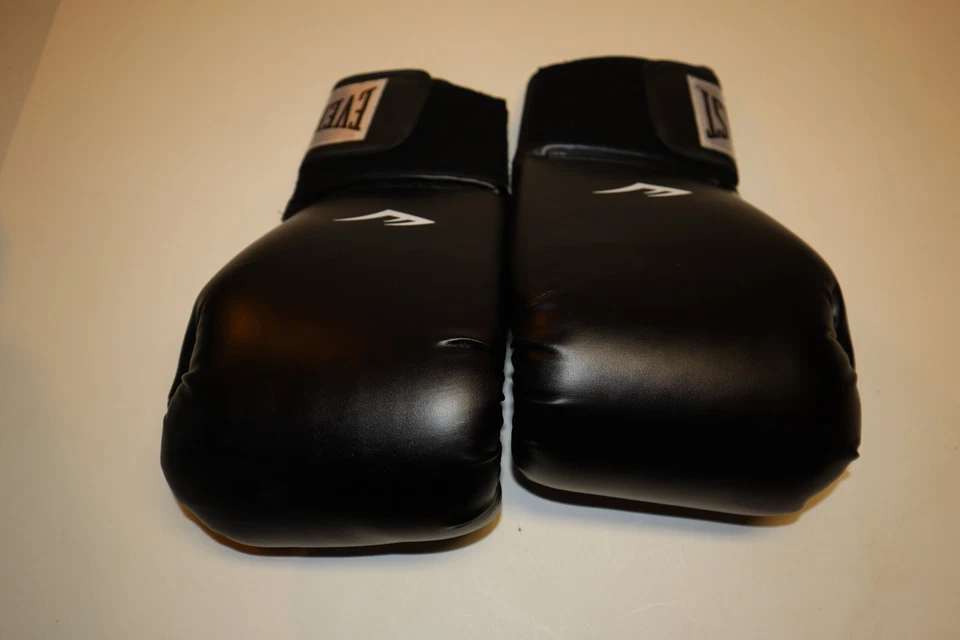 Kids Boxing/Jujitsu/MMA Equipment - 12oz Gloves, S PFG Shin/Foot Pads & Headgear - Image 2 of 4