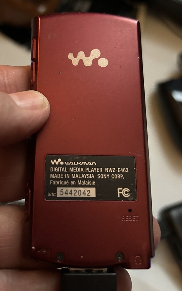 Sony Walkman NWZE463 Digital Media Player 4GB ( SCRATCHED ) Tested