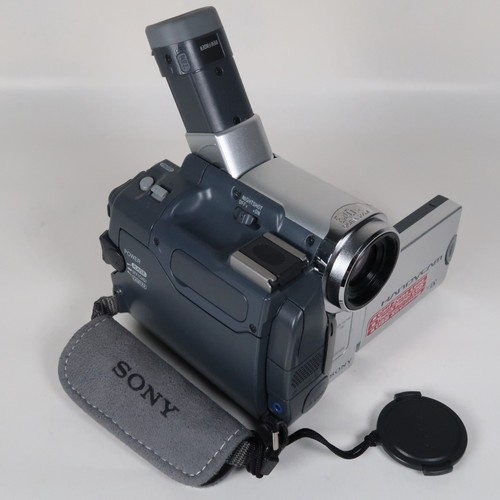 Sony DCR-HC14E Camcorder Mini DV + Charger, Case, Manual, Stand & New Cassettes - Picture 3 of 22