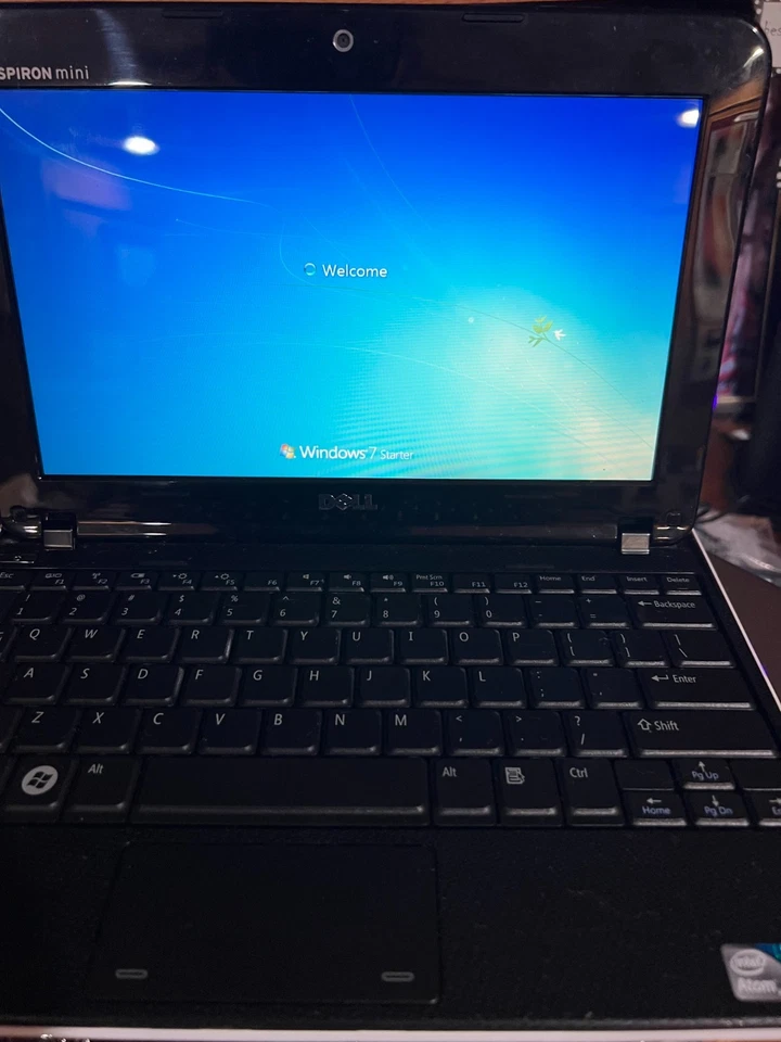 Dell Inspiron 1012 Mini. Rosa en muy buen estado. Funda cocodrilo morado con cargador Foto 4 de 4