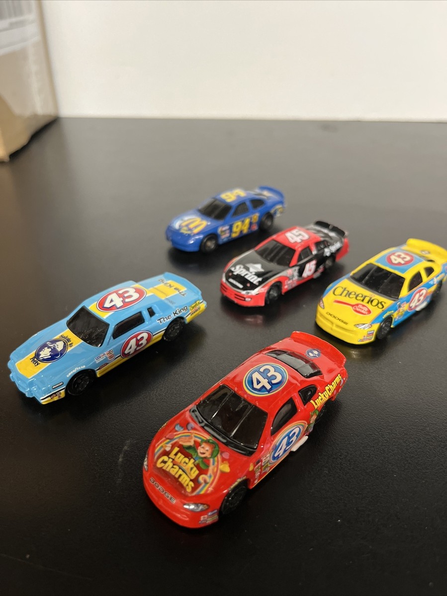 4台まとめて　ナスカー NASCAR hotwheels 1/24 1/64 NASCAR 1 Unbranded Race Cars & 4 Hot Wheels Lot Die Cast 1