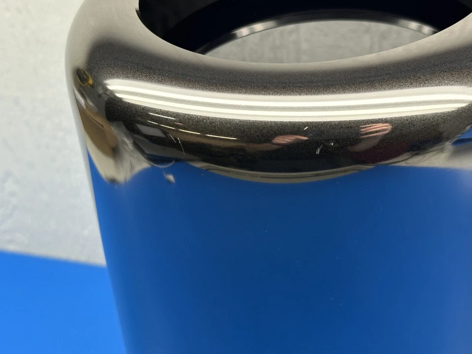 Mac Pro 2013 2.7GHz 12-Core  64GB RAM  1TB SSD  AMD FirePro D500 - Image 3 of 4