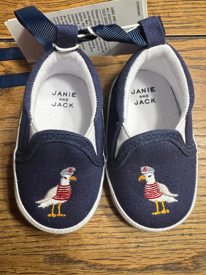 Tênis novo com etiquetas Janie and Jack Little Sunset chapéu balde gaivota slip-on 0-3 meses - Imagem 2 de 4