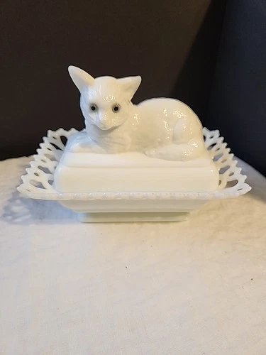 Vintage Westmoreland Milk Glass Cat Design Dish With Lace Edges On Bottom. (B-7)