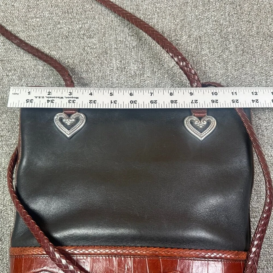 Bolso Bucket Brighton Caroline Negro y Marrón Estampado de Cocodrilo Cuero Corazón Acento de Metal Foto 2 de 4