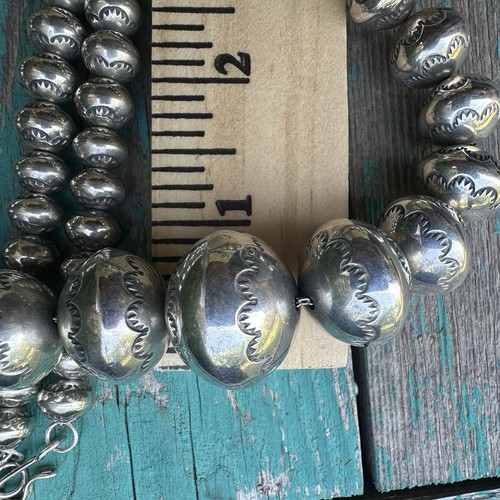 Vintage Navajo Handwerk gestempelt Perlenkette 28" abgestufte Perlen Sterling 138,1 g - Bild 13 von 15