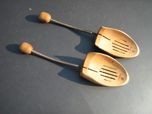 TOP STAMPED COMFORT WOODEN SHOE TREES 11 MEDIUM SET SPRING WOODEN KNOB - Picture 2 of 5