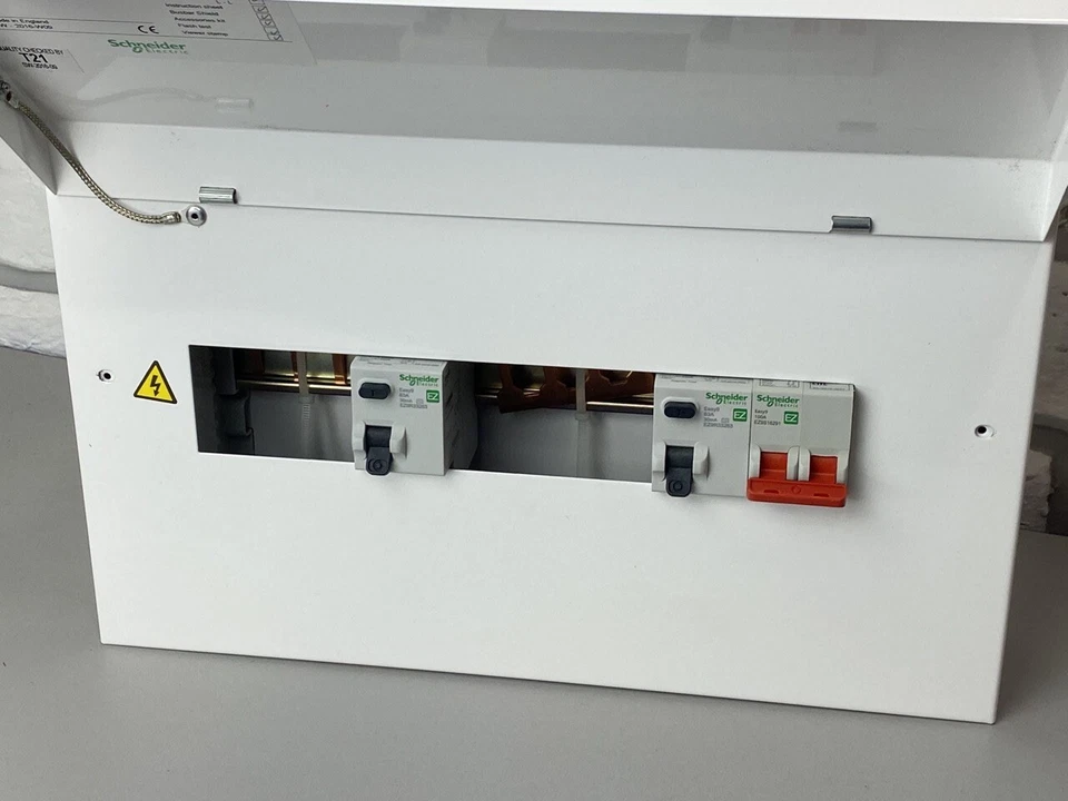 Unidad de consumo Easy9 EZ9R4R4MCUL 4+4 vías 1x 100A Sw principal + 2x 63A RCCB Foto 2 de 4