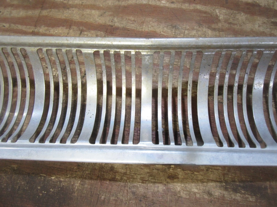 1961 Mercury Meteor 原装前中心格栅装饰插件 — 第 3/4 张图片