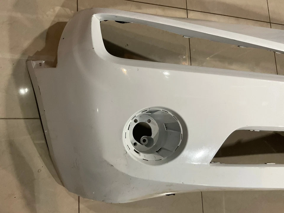 Capa de para-choque dianteiro branca 2010-13 Chevrolet Camaro fabricante de equipamento original - Imagem 3 de 4