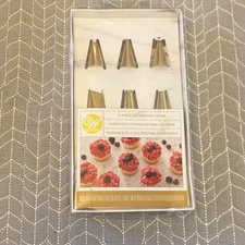 New Unused (Damaged Box) Wilton 17 Piece Decorating Gold Tip Set + Piping Bags