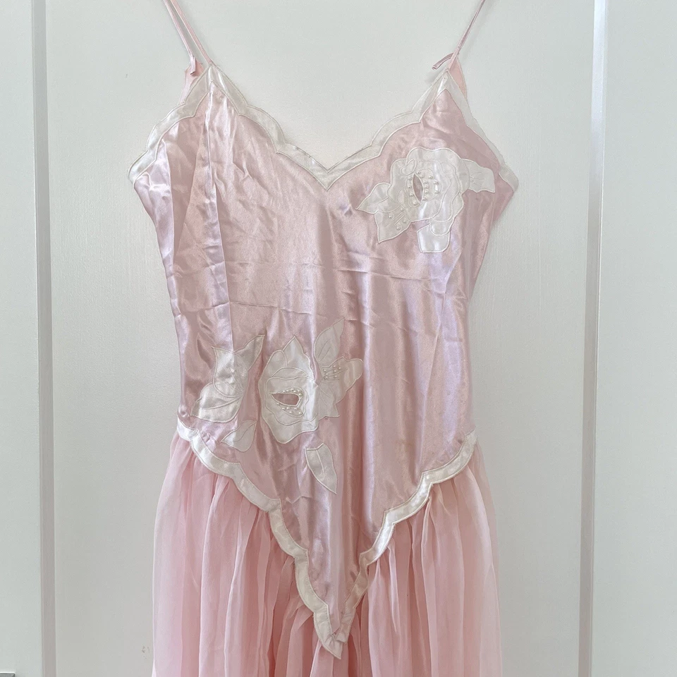 Camisón vintage Victoria Secret etiqueta dorada satén núcleo de hadas rosa claro talla P Foto 2 de 4