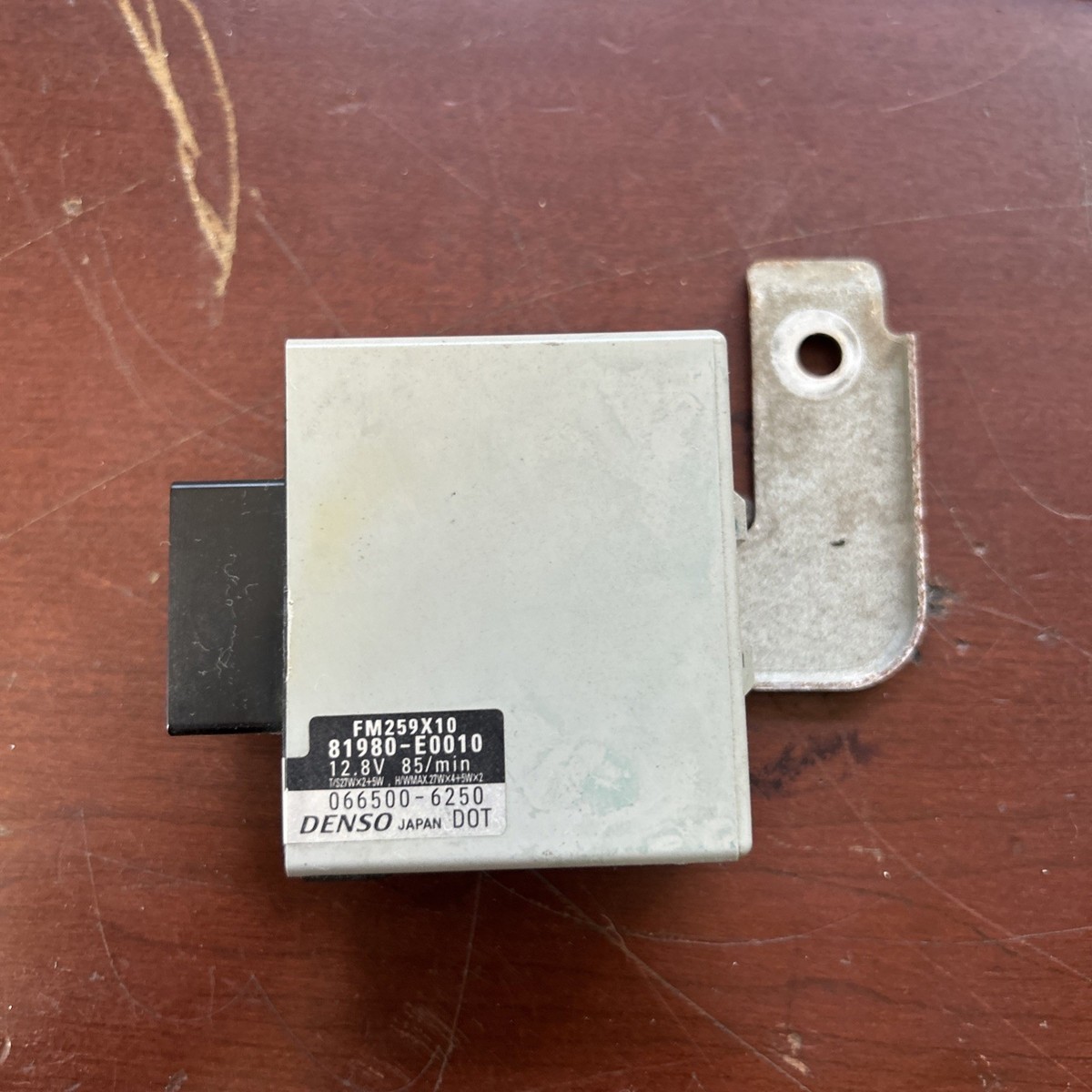 HINO 268 338 TURN SIGNAL FLASHER RELAY P/N 81980-E0010 | eBay