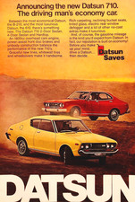 DATSUN 710 1974 — BERLINES ET TOIT RIGIDE — PUBLICITÉ MAGAZINE VINTAGE — PUBLICITÉ IMPRIMÉE 74