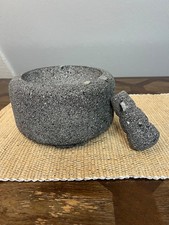 Mortero y mortero hecho de roca de lava de grano fino, molcajete mexicano XL 9”