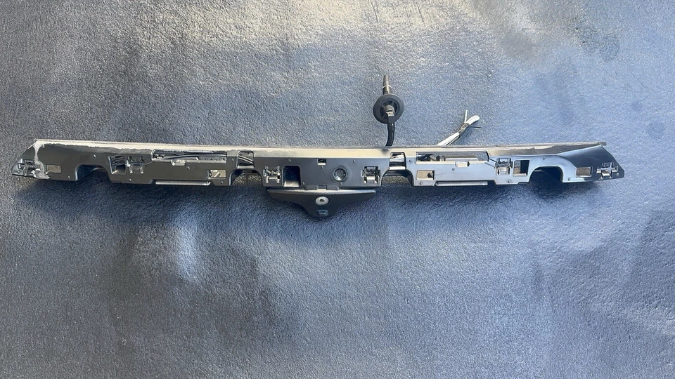 Cámara trasera utilitaria Ford Police Interceptor 2016-2019 OEM con aislador de guardabarros Foto 2 de 4