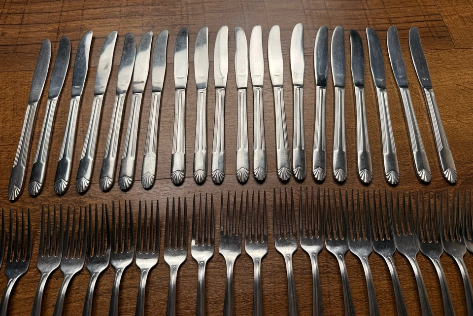 Utica Cut Co vintage EE. UU. Juego de 51 cubiertos de acero inoxidable Foto 2 de 4