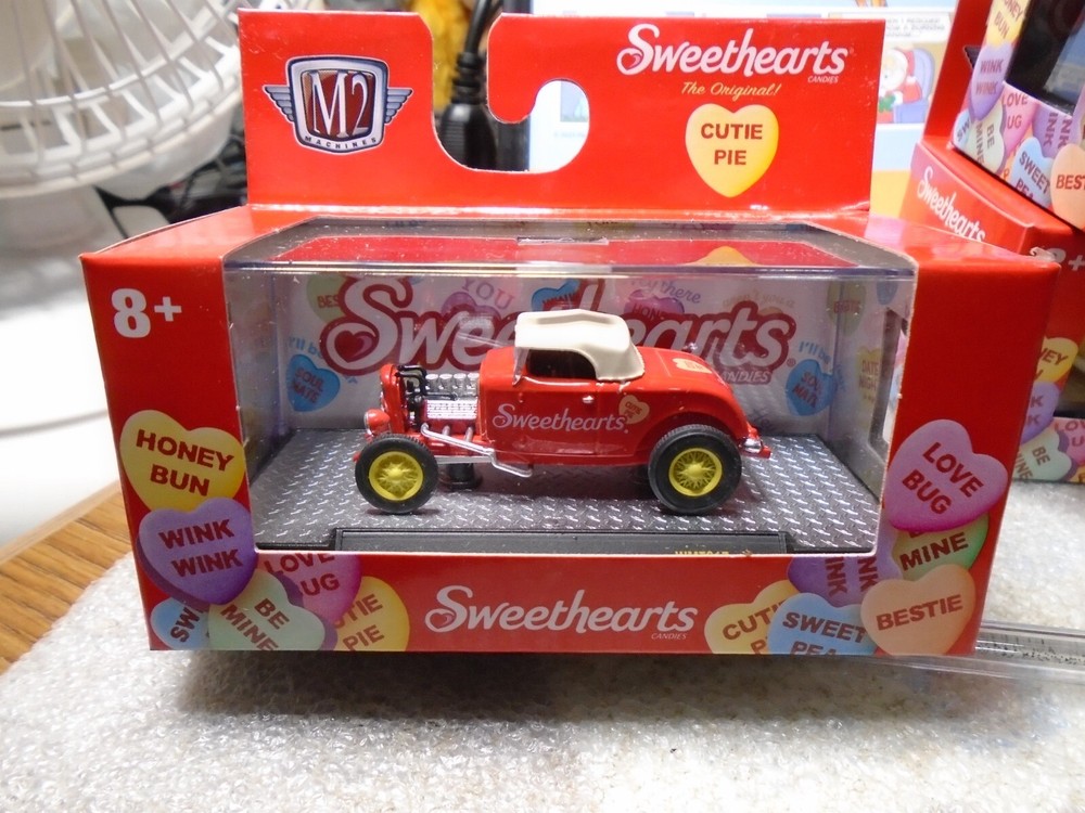 M2 Machines Sweethearts 1932 Ford Roadster