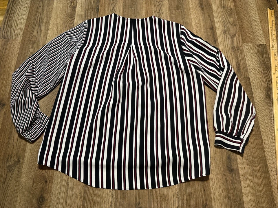 Blusa Alfani para mujer talla mediana, negra blanca roja a rayas manga larga cuello en V Foto 2 de 4