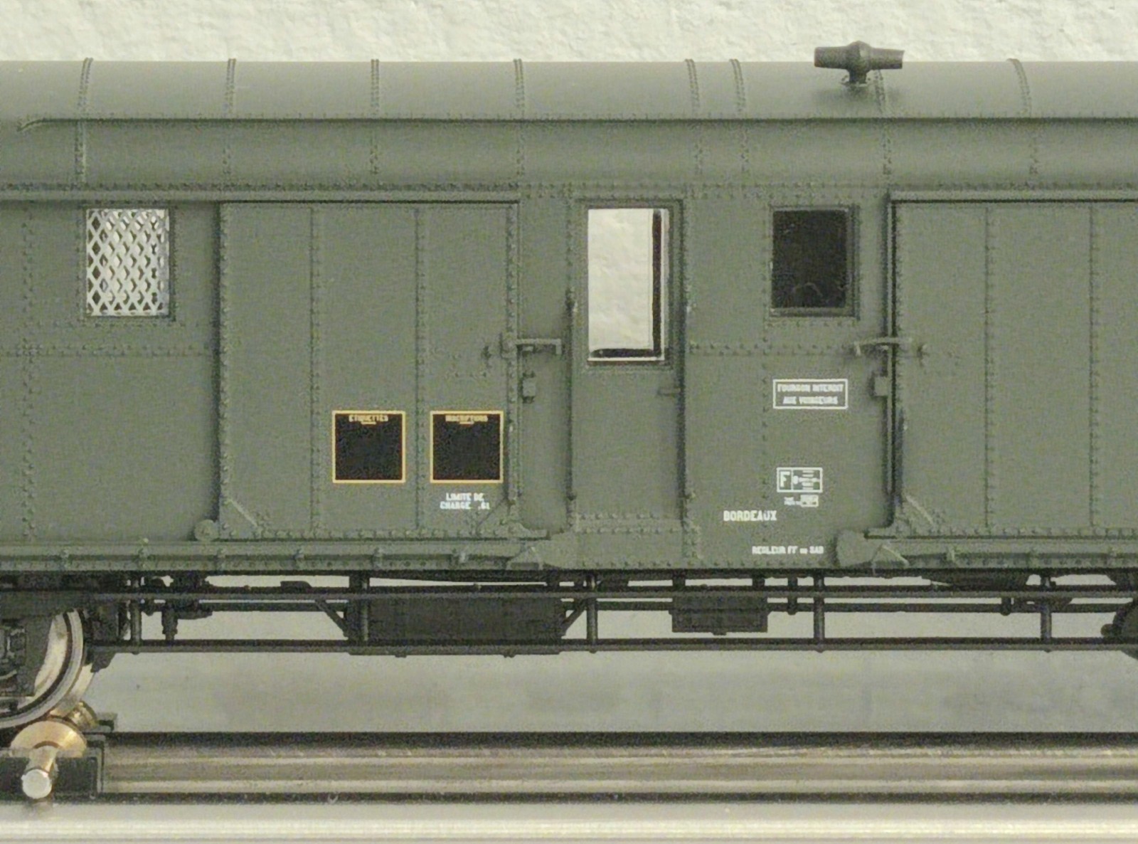 Fourgon OCEM 32 REE VB-318 pour recréer l'ambiance des gares SNCF de l'Époque III en HO