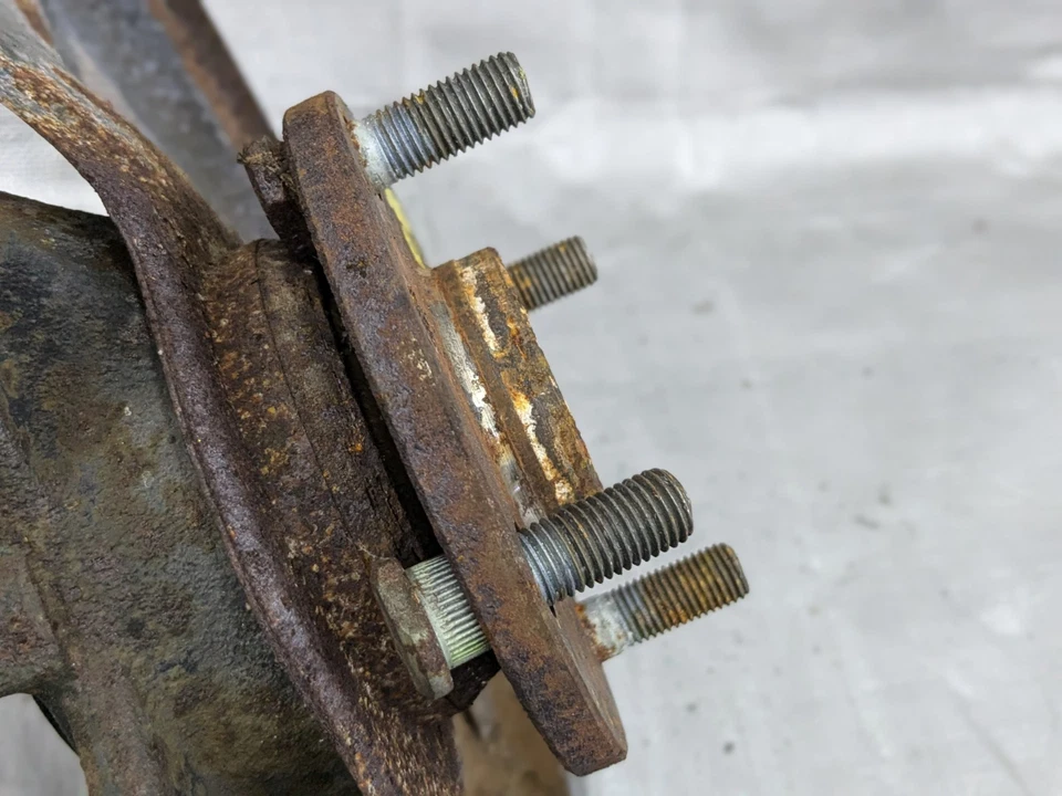 94-97 Mazda Miata / Nudillo del husillo trasero / Lado del conductor / 1994-1997 94NA6W Foto 4 de 4