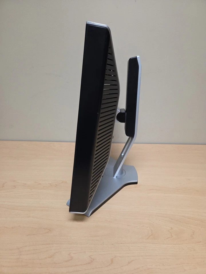 Dell 2007FPb 20" LCD Monitor 1600x1200 DVI VGA S-Video Composite w/Stand - PARTS - Image 2 of 4