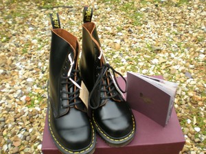 dr martens 1460 vintage black