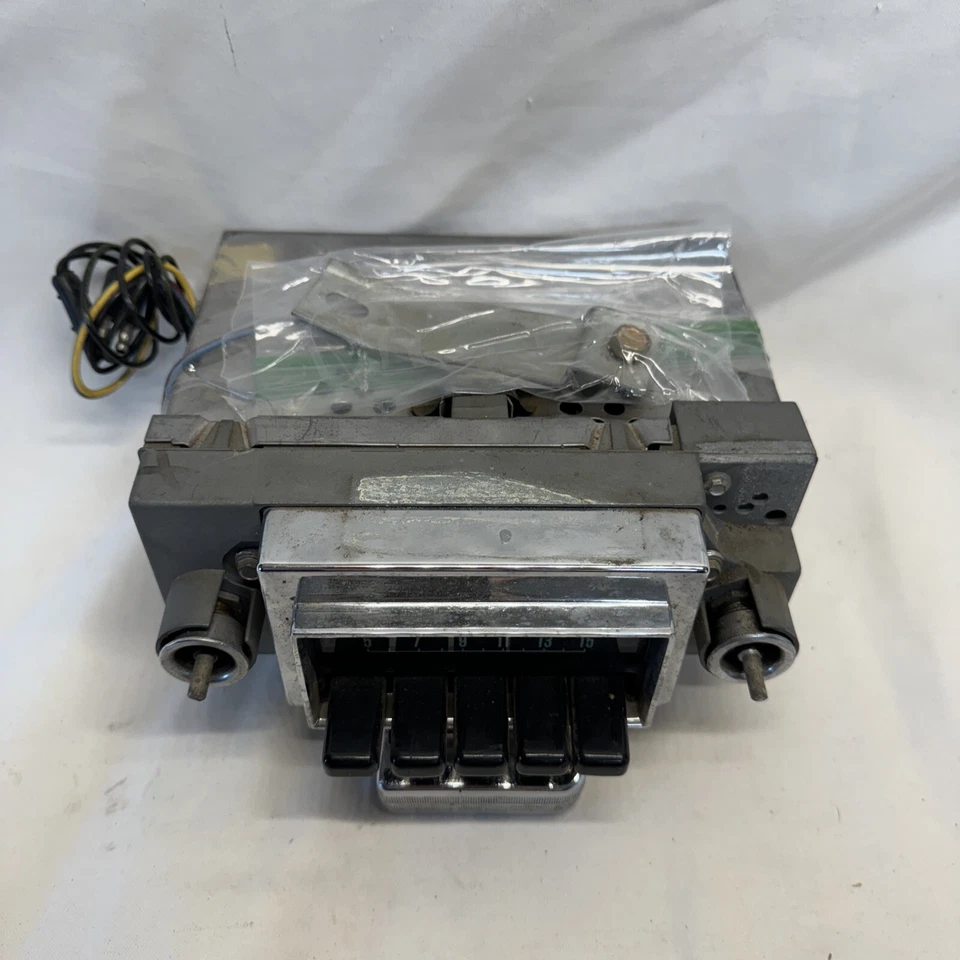 1970 FORD OEM Philco AM Radio D0OA-18806 Fairlane FALCON - Image 2 of 4