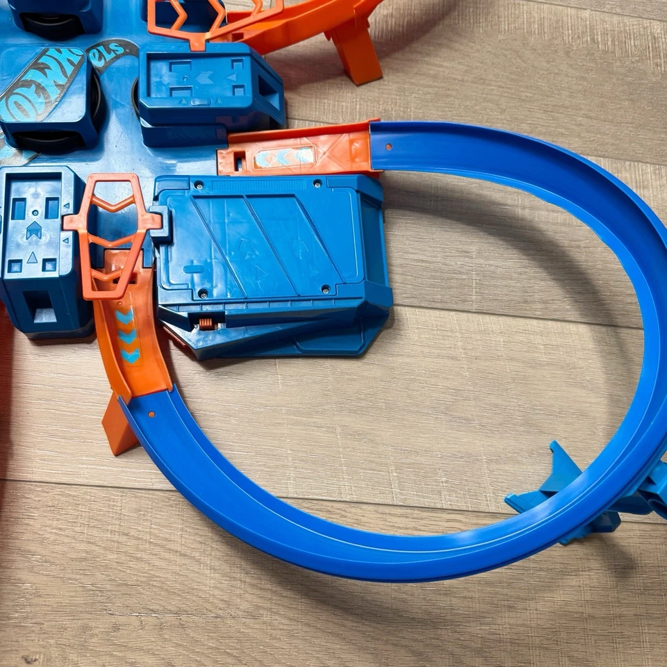 Hot Wheels criss cross crash track set motorized boosted figure 8 raceway - Image 4 of 4