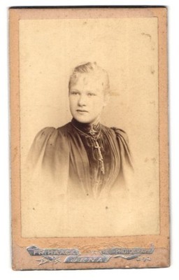 Fotografie Fr. Haack, Jena, Portrait blondes hübsches Fräulein mit Brosche und  
