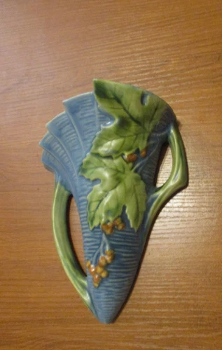 Antique Roseville Bush Berry Wall Pocket, Crisp Mold, Bright Color, tiny chip