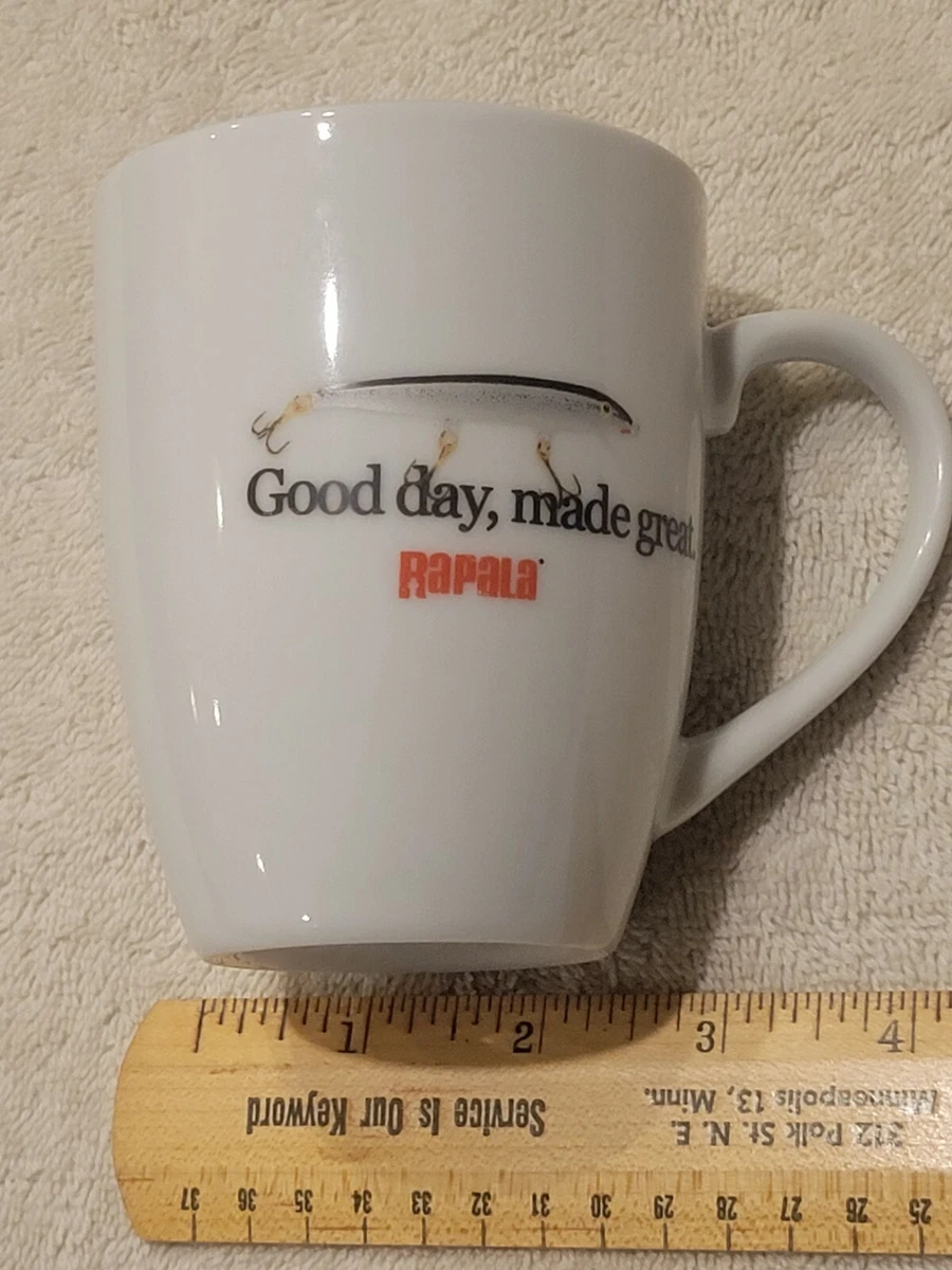 Une tasse de café jetable de couleur pêche avec un couvercle noir sur