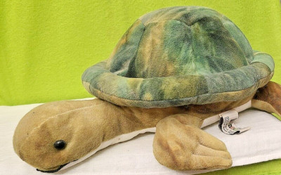 große Schildkröte (als Kissen?) grün/oliv/gelb von heunec L. 31cm H. 13cm wNEU