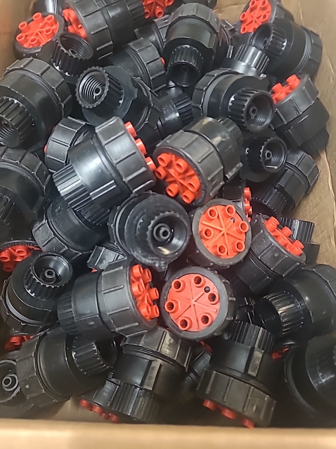 100 Pack Bowsmith 6 Outlet Emitter 2.0 GPH 1/2" FIPT Inlet Red Cap 15 PSI