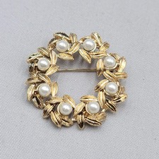 Vintage Avon Faux Pearl Wreath Brooch Gold to...