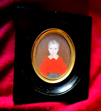 MINIATURA   RAFFIGURANTE BAMBINO IN ABITO ROSSO, PRIMI 800