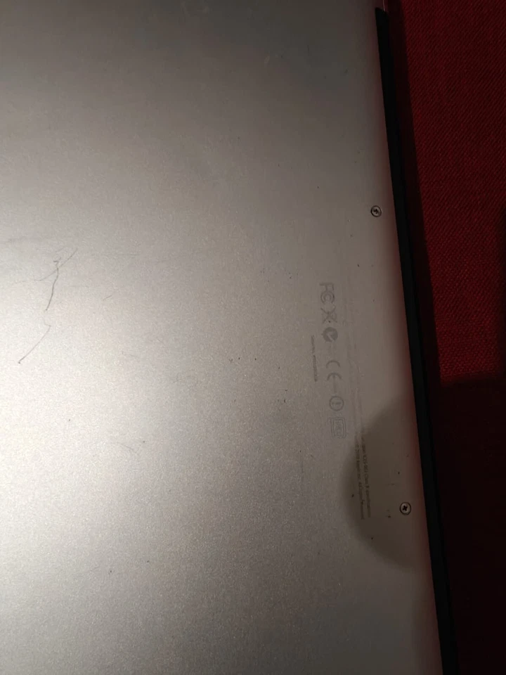 Apple MacBook Pro 13 in. 2.4GHz Dual Core 4GB RAM 250GB HDD Mid 2010 - Silver - Image 4 of 4