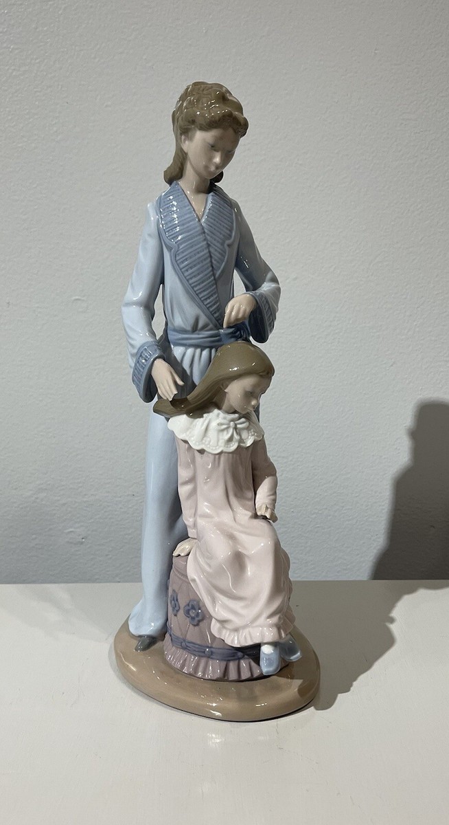 Lladro NAO 1982 Mother Brushing Daughter's Hair Figurine • RETIRED