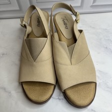 Trotters size 9 new slip on Tan color leather tops low heel Beachy
