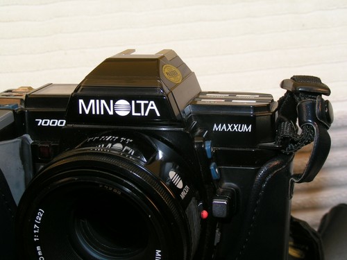 Minolta Maxxum 7000 SLR Film Camera with AF 50mm Macro f1.7 lens & 2800AF Strobe - Picture 3 of 12